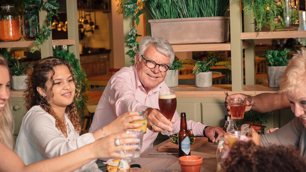Een gezin proost in Restaurant De Proeftuyn in Efteling Loonsche Land