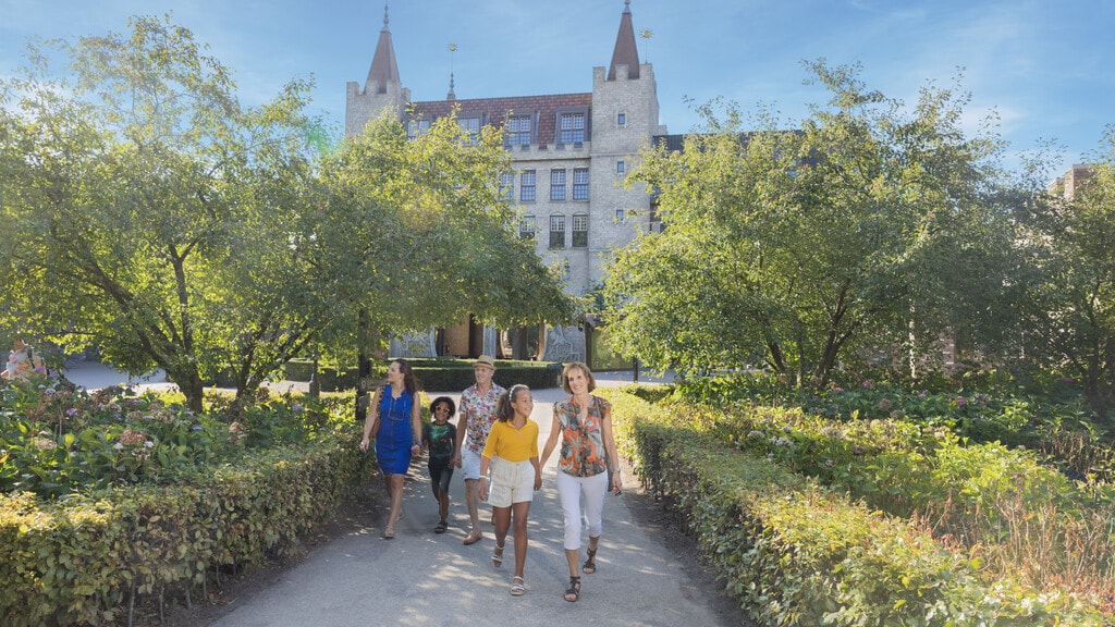 Familie in de tuin van het Poorthuys van de Efteling