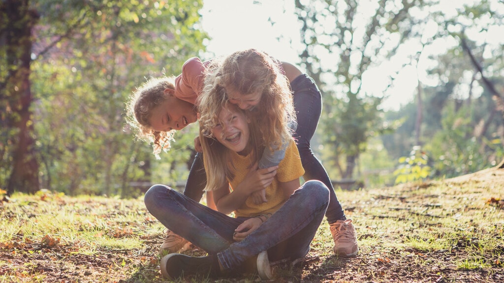 Spelende zussen in het natuurgebied van Efteling Bosrijk