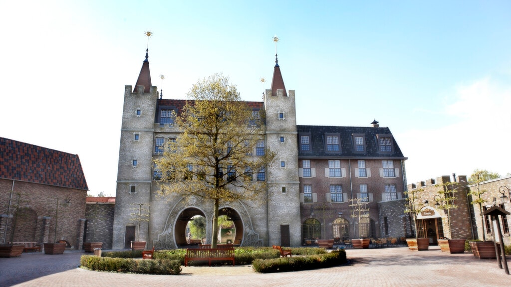 De buitenkant van een Poorthuys familiekamer in Efteling Bosrijk