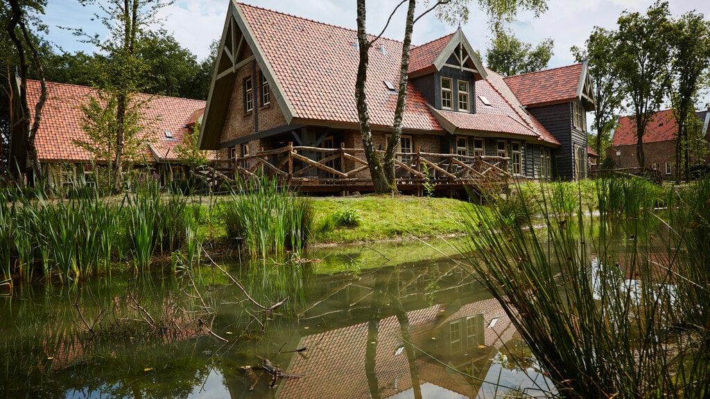 Een Boshoeve aan het water in Efteling Bosrijk