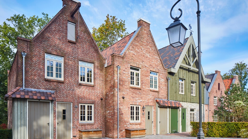 De buitenkant van een 8 persoons Dorpshuys in Efteling Bosrijk