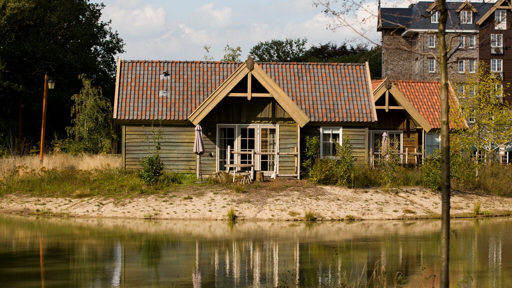 De buitenkant van een allergeenarme Boshut in Efteling Loonsche Land
