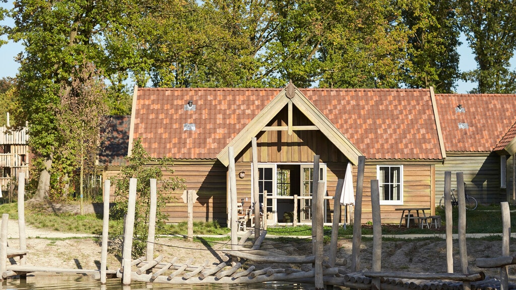 De buitenkant van een Boshut in Efteling Loonsche Land