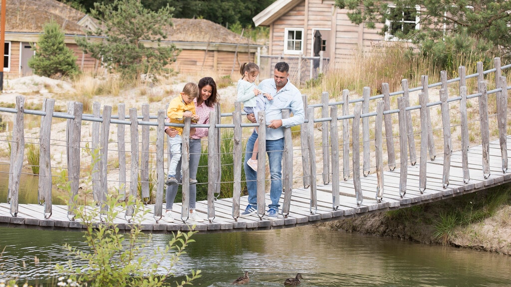 Gezin kijkt naar eendjes bij Loonsche Land