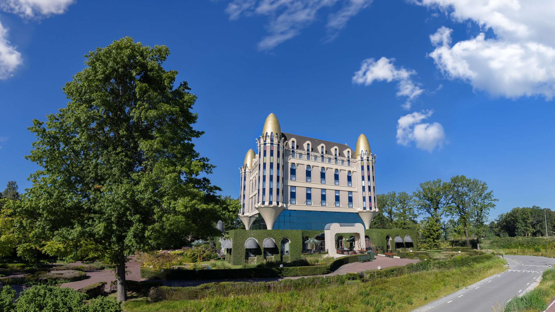 Het vooraanzicht van het Efteling Hotel met een stuk van de weg